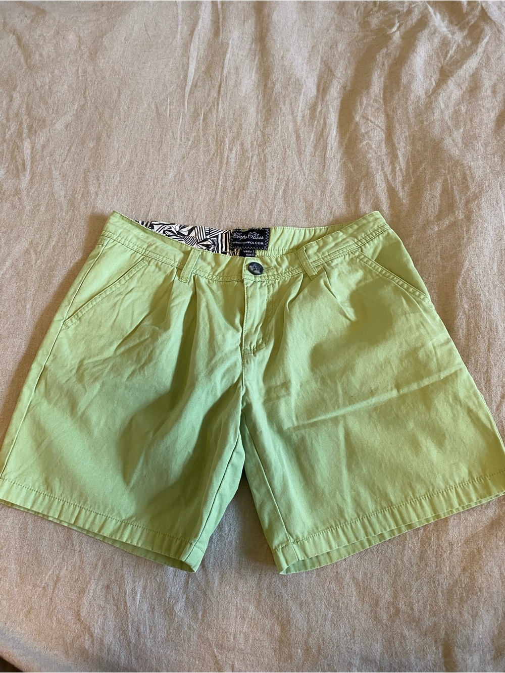 Vintage-Y2K Volcom Corpo Class Women's Light Lime Green Casual Shorts